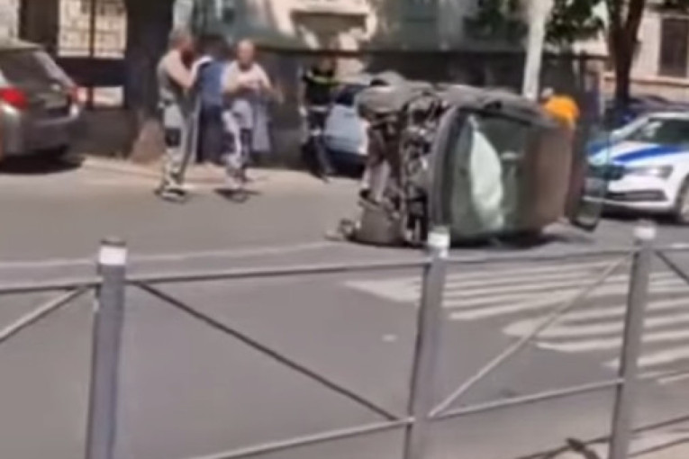 Drama u centru prestonice: Smart napravio karambol u Francuskoj ulici (VIDEO)