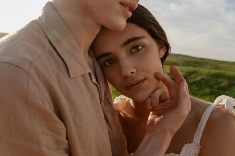 Vaga na ljubavnom raskršću: Bivši ponovo kuca na vrata, ali neko novi donosi mir i stabilnost