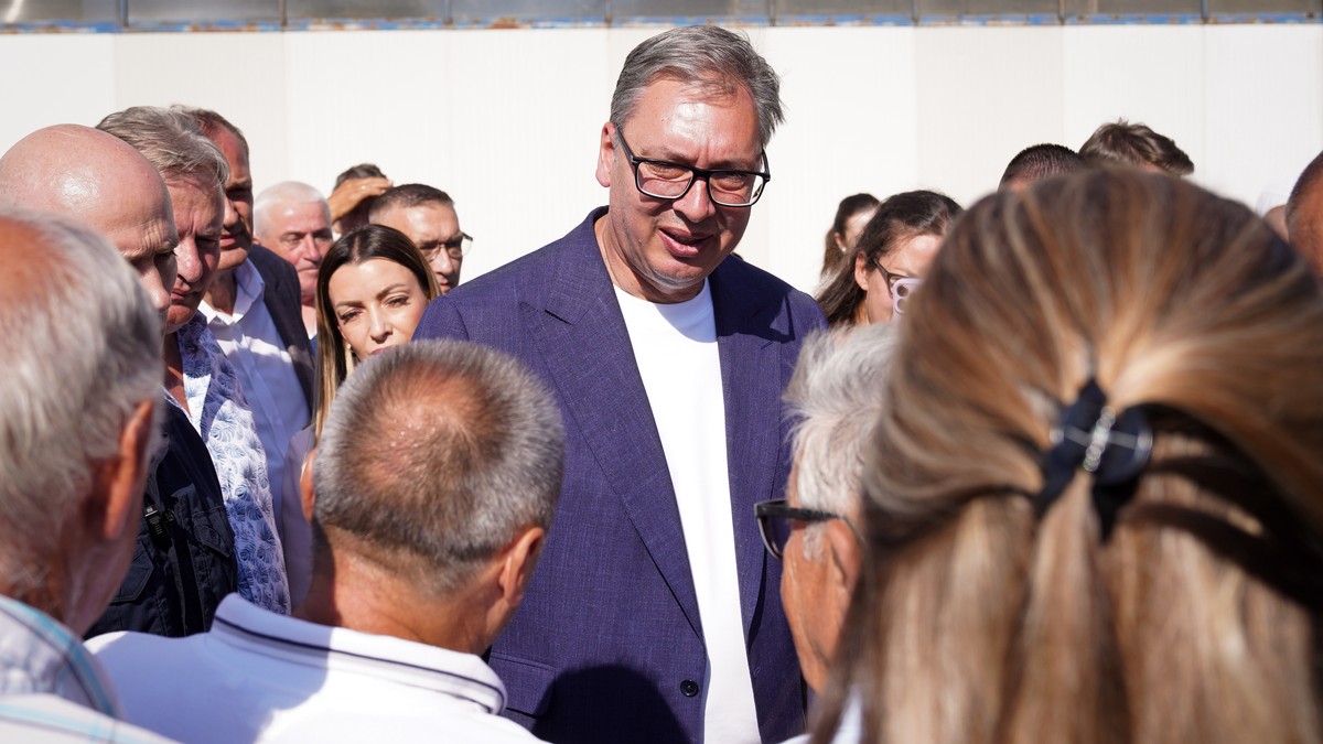 Vučić na jugoistoku: Hitno zvao RFZO zbog molbe majke, zakazao velike skupove u Novom Sadu i Užicu