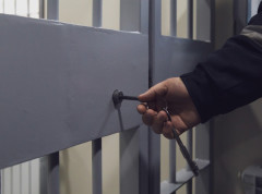 Određeno zadržavanje osumnjičenom za ubistvo dva muškarca u Starčevu
