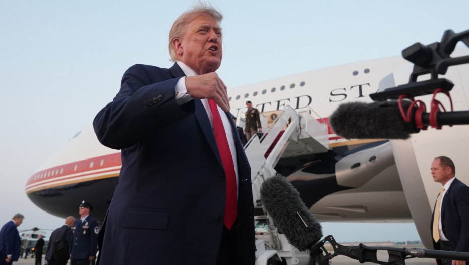 Air Force One zadržan u bazi Endruz zbog tobogana