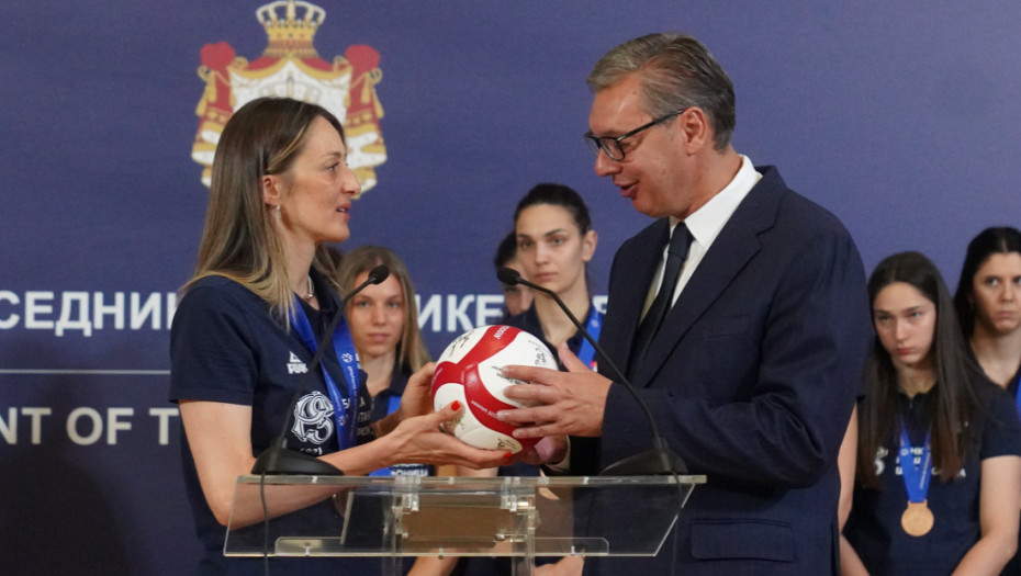 Vučić ugostio odbojkašice Srbije