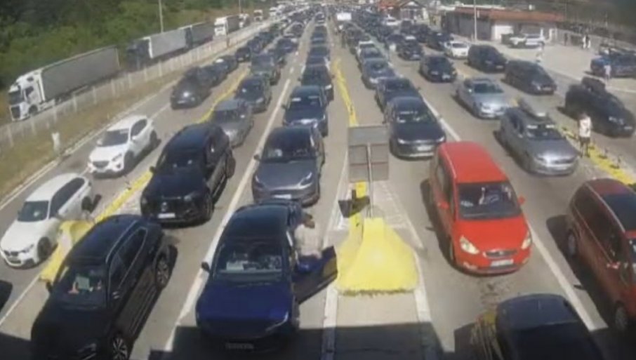 Gužve na putevima, na granicama teretnjaci čekaju do 6 sati