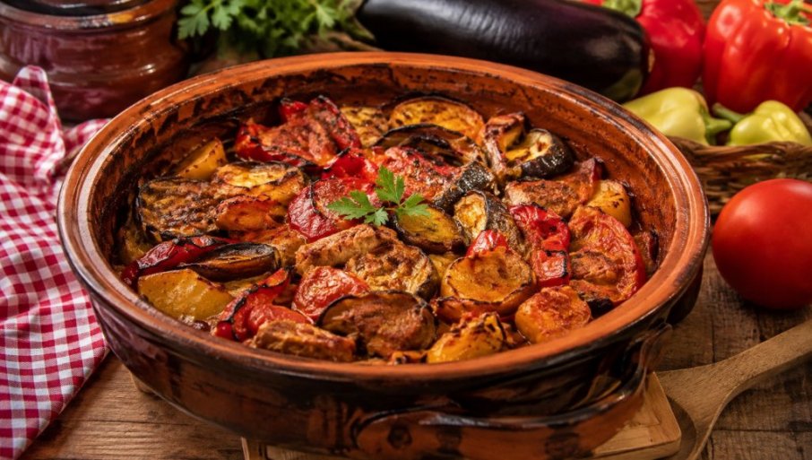 PRAVI SRPSKI ĐUVEČ: Ručak iz rerne koji miriše na tradiciju i leto (RECEPT)