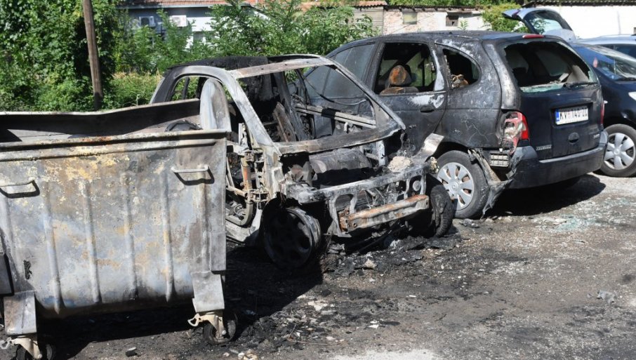 GORELI AUTOMOBILI I KONTEJNERI: Požari na tri lokacije u centru Kraljeva