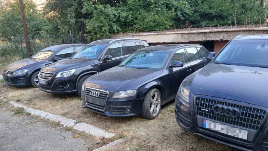 „LISICE“ ZA ILEGALNOG TRGOVCA AUTOMOBILIMA : Tutincu zaplenjeno devet vozila